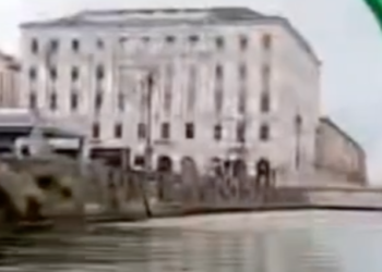 Expulsaron temporalmente a mujer que tiñó de verde el Gran Canal de Venecia